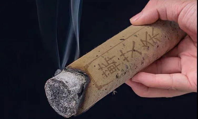 學(xué)會(huì)這5種艾灸手法，在家也能做艾灸
